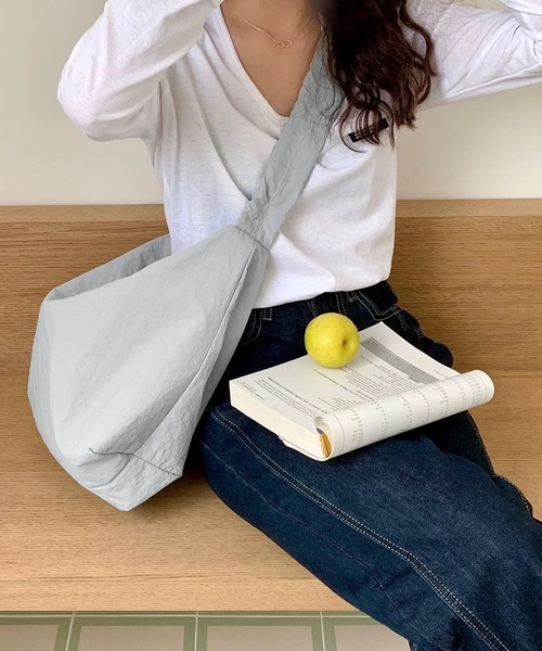 shopnikoniko(ショップニコニコ)の「ドローコード ギャザーハンドル ワンハンドルバッグ(ショルダーバッグ・レディース・ピンク/ホワイト/ブルー/ブラック・フリー)」の3枚目の写真