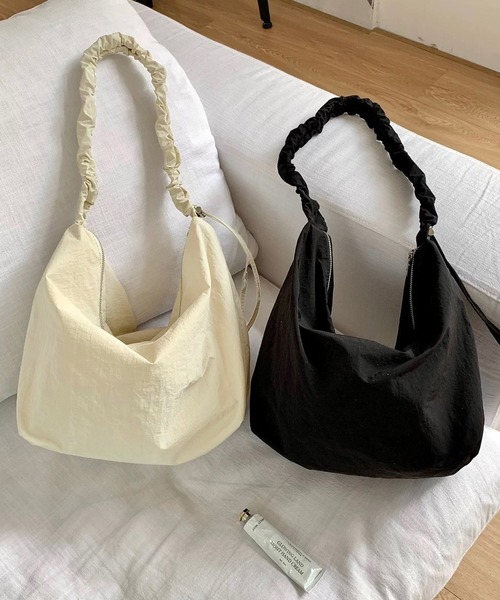 shopnikoniko(ショップニコニコ)の「ドローコード ギャザーハンドル ワンハンドルバッグ(ショルダーバッグ・レディース・ピンク/ホワイト/ブルー/ブラック・フリー)」の6枚目の写真