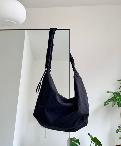 shopnikoniko(ショップニコニコ)の「ドローコード ギャザーハンドル ワンハンドルバッグ(ショルダーバッグ・レディース・ピンク/ホワイト/ブルー/ブラック・フリー)」の8枚目の写真