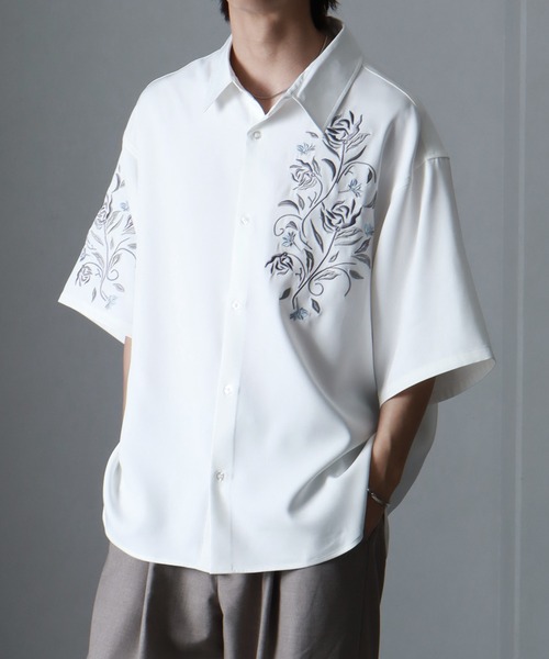 welise(ウェライズ)の「【welise/ウェライズ】リッチドレープスムース ”Embroidary”アソートフラワー刺繍 半袖オーバーシャツ(シャツ/ブラウス・メンズ・グレー系その他2/ホワイト系その他/ブラック系その他2/グレー系その他/ホワイト系その他2/ブラック系その他・S/M/L)」の2枚目の写真