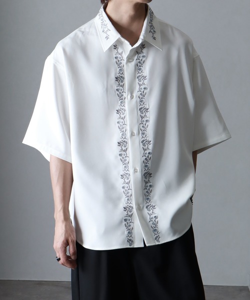 welise(ウェライズ)の「【welise/ウェライズ】リッチドレープスムース ”Embroidary”アソートフラワー刺繍 半袖オーバーシャツ(シャツ/ブラウス・メンズ・グレー系その他2/ホワイト系その他/ブラック系その他2/グレー系その他/ホワイト系その他2/ブラック系その他・S/M/L)」の3枚目の写真