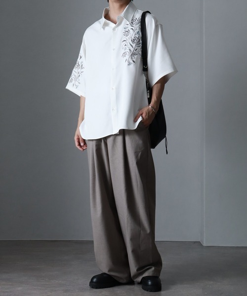 welise(ウェライズ)の「【welise/ウェライズ】リッチドレープスムース ”Embroidary”アソートフラワー刺繍 半袖オーバーシャツ(シャツ/ブラウス・メンズ・グレー系その他2/ホワイト系その他/ブラック系その他2/グレー系その他/ホワイト系その他2/ブラック系その他・S/M/L)」の16枚目の写真