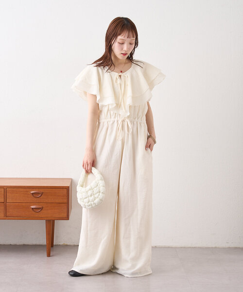 w closet（ダブルクローゼット）の「【２サイズ展開】フリル衿付きオールインワン（サロペット/オーバーオール・レディース・ブラック/グリーン/アイボリー・0/1）」の7枚目の写真