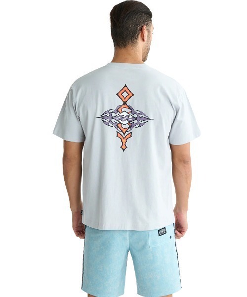 BILLABONG（ビラボン）の「BILLABONG メンズ 【OCCY】 OCCY Tシャツ 【2025年夏モデル】/ビラボンオッキーコラボ半袖バックプリントTシャツ（Tシャツ/カットソー・メンズ・ピンク/シルバー・MEDIUM/LARGE/X-LARGE）」の2枚目の写真