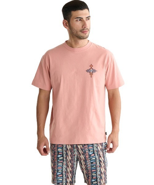 BILLABONG（ビラボン）の「BILLABONG メンズ 【OCCY】 OCCY Tシャツ 【2025年夏モデル】/ビラボンオッキーコラボ半袖バックプリントTシャツ（Tシャツ/カットソー・メンズ・ピンク/シルバー・MEDIUM/LARGE/X-LARGE）」の3枚目の写真