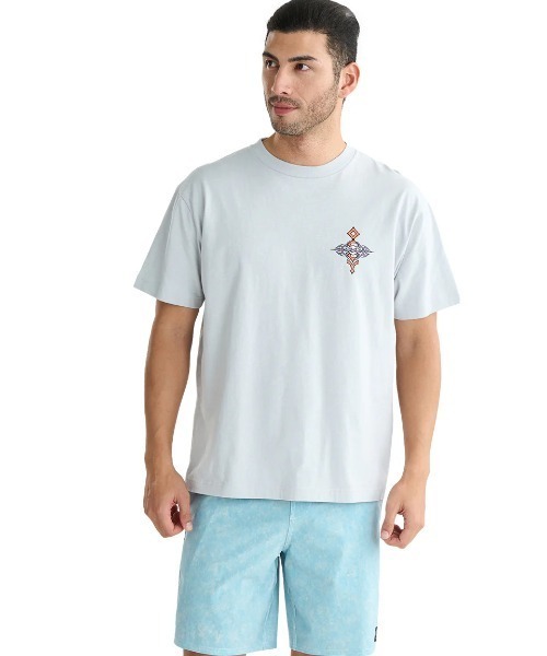 BILLABONG（ビラボン）の「BILLABONG メンズ 【OCCY】 OCCY Tシャツ 【2025年夏モデル】/ビラボンオッキーコラボ半袖バックプリントTシャツ（Tシャツ/カットソー・メンズ・ピンク/シルバー・MEDIUM/LARGE/X-LARGE）」の5枚目の写真