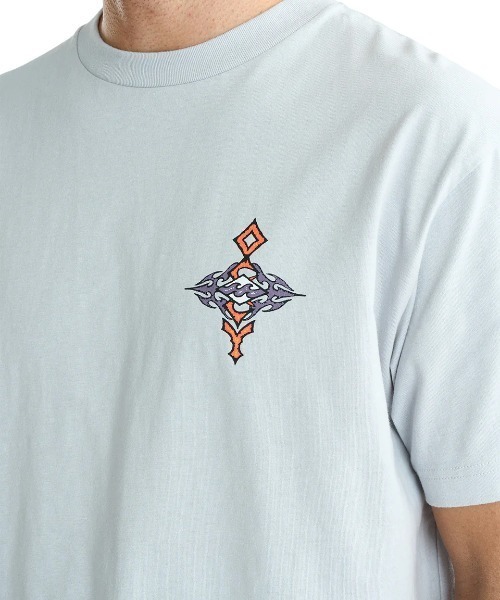 BILLABONG（ビラボン）の「BILLABONG メンズ 【OCCY】 OCCY Tシャツ 【2025年夏モデル】/ビラボンオッキーコラボ半袖バックプリントTシャツ（Tシャツ/カットソー・メンズ・ピンク/シルバー・MEDIUM/LARGE/X-LARGE）」の6枚目の写真