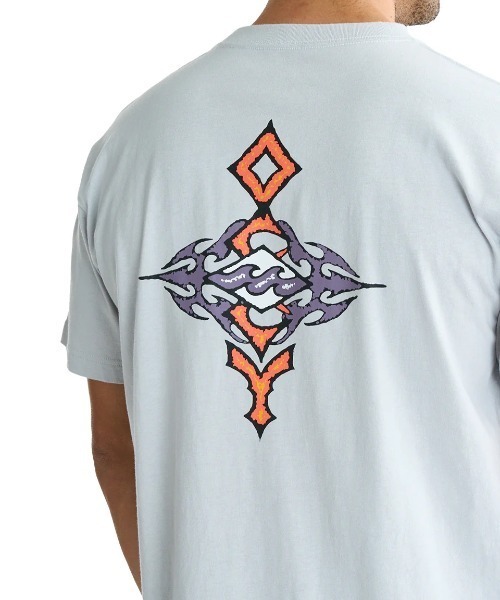 BILLABONG（ビラボン）の「BILLABONG メンズ 【OCCY】 OCCY Tシャツ 【2025年夏モデル】/ビラボンオッキーコラボ半袖バックプリントTシャツ（Tシャツ/カットソー・メンズ・ピンク/シルバー・MEDIUM/LARGE/X-LARGE）」の7枚目の写真
