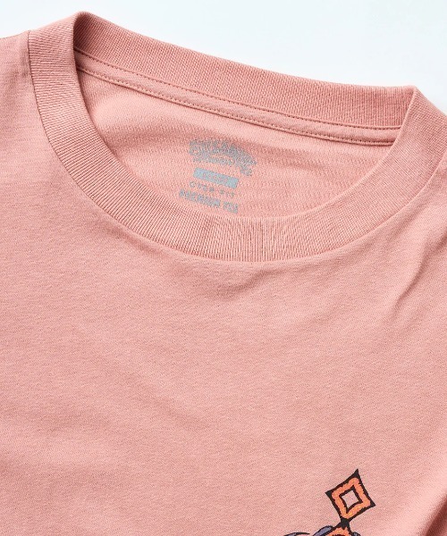 BILLABONG（ビラボン）の「BILLABONG メンズ 【OCCY】 OCCY Tシャツ 【2025年夏モデル】/ビラボンオッキーコラボ半袖バックプリントTシャツ（Tシャツ/カットソー・メンズ・ピンク/シルバー・MEDIUM/LARGE/X-LARGE）」の4枚目の写真