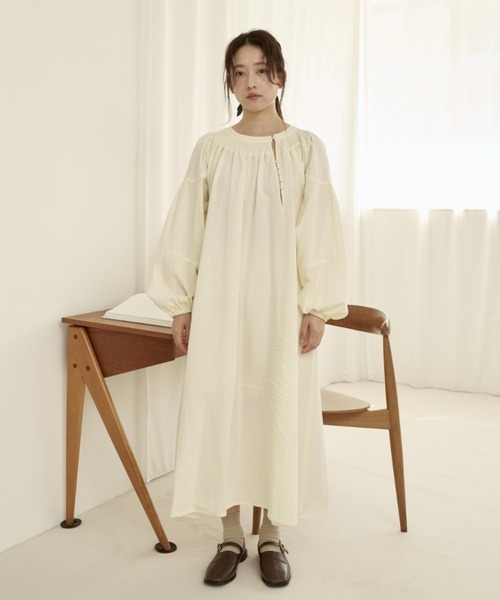 moi tytto（モイテュット）の「シアーロングワンピース（ワンピース・レディース・ベージュ/ナチュラル・FREE/SMALL）」の13枚目の写真