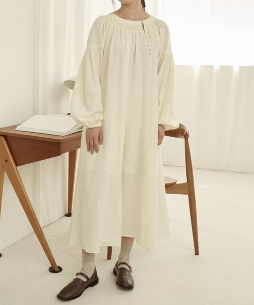 moi tytto（モイテュット）の「シアーロングワンピース（ワンピース・レディース・ベージュ/ナチュラル・FREE/SMALL）」の12枚目の写真