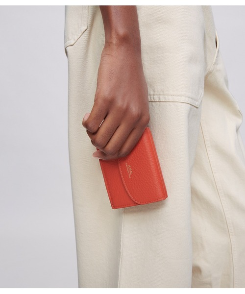 A.P.C.（アーペーセー）の「TRIFOLD GENEVE GRAINE（財布・レディース・ブラウン/レッド系その他/ブラック・ONESIZE）」の6枚目の写真