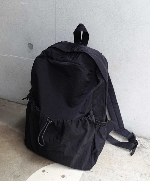 CORNERS(コーナーズ)の「ギャザーポケットリュック(ショルダーバッグ・レディース・ブラック/ライトベージュ/カーキ/ブラウン・FREE)」の2枚目の写真