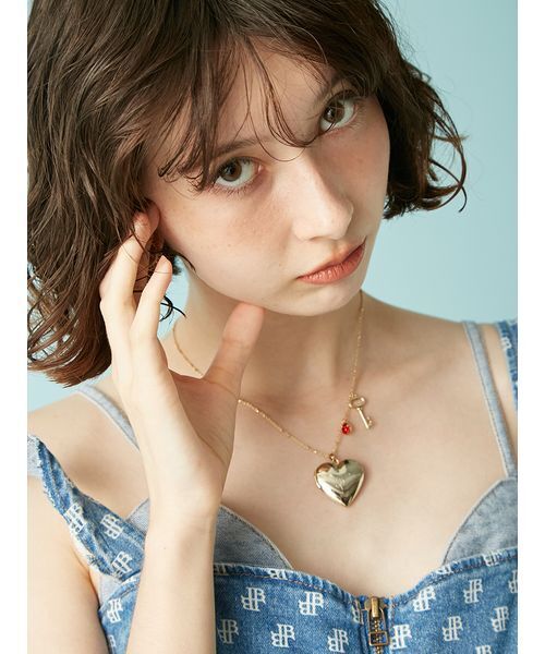 LILY BROWN（リリーブラウン）の「イニシャルハートロケットネックレス（ネックレス・レディース・オレンジ/イエロー/ピンク/レッド/グリーン/ブラック・F）」の6枚目の写真