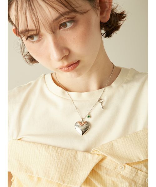 LILY BROWN（リリーブラウン）の「イニシャルハートロケットネックレス（ネックレス・レディース・オレンジ/イエロー/ピンク/レッド/グリーン/ブラック・F）」の3枚目の写真