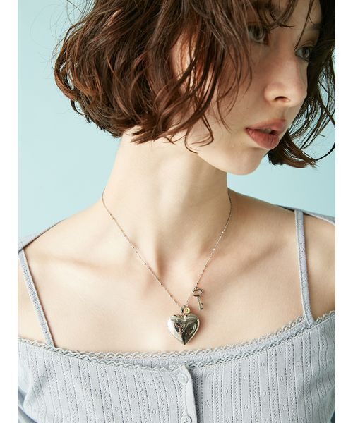 LILY BROWN（リリーブラウン）の「イニシャルハートロケットネックレス（ネックレス・レディース・オレンジ/イエロー/ピンク/レッド/グリーン/ブラック・F）」の16枚目の写真