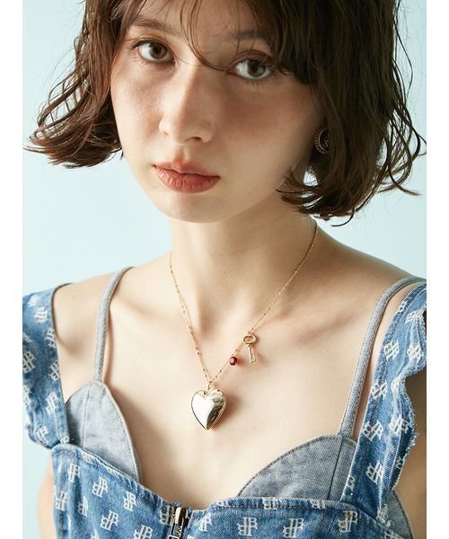 LILY BROWN（リリーブラウン）の「イニシャルハートロケットネックレス（ネックレス・レディース・オレンジ/イエロー/ピンク/レッド/グリーン/ブラック・F）」の20枚目の写真