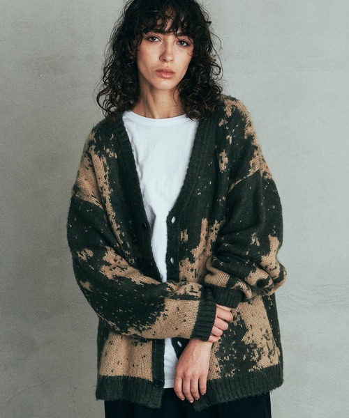 Revo.（レボ）の「Revo. モヘアタッチ グランジパターン 総柄ジャガード ルーズカーディガン（カーディガン/ボレロ・メンズ・カーキ/ブラック/ブルー・2/1）」の2枚目の写真