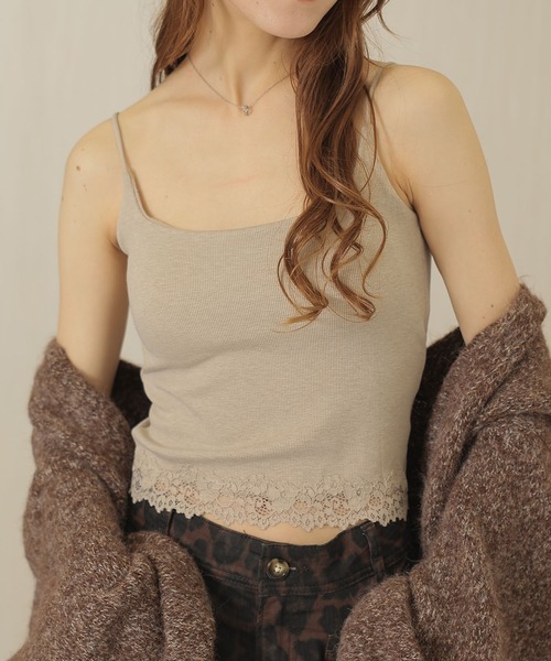 Lace Ladies(レースレディース)の「レース ドッキング ソリッドカラー クロップド丈 薄裏起毛 ブラトップ(キャミソール・レディース・グレー/グレイッシュベージュ/ブラック/ホワイト・FREE)」の4枚目の写真