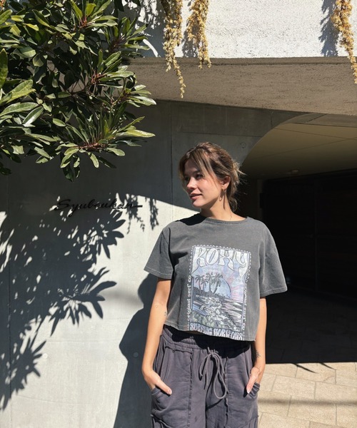 ROXY(ロキシー)の「ISLAND LIFE/ロキシーヴィンテージライクショート丈半袖Tシャツ(Tシャツ/カットソー・レディース・ブラック系その他/ブラック/ブラック系その他2・MEDIUM)」の3枚目の写真