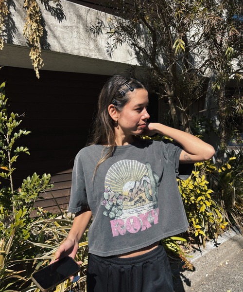 ROXY(ロキシー)の「ISLAND LIFE/ロキシーヴィンテージライクショート丈半袖Tシャツ(Tシャツ/カットソー・レディース・ブラック系その他/ブラック/ブラック系その他2・MEDIUM)」の1枚目の写真