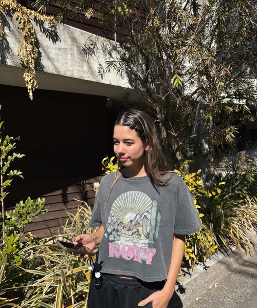 ROXY(ロキシー)の「ISLAND LIFE/ロキシーヴィンテージライクショート丈半袖Tシャツ(Tシャツ/カットソー・レディース・ブラック系その他/ブラック/ブラック系その他2・MEDIUM)」の4枚目の写真