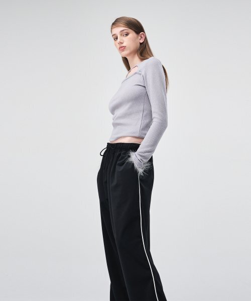 ETMON（エトモン）の「Fur Trimmed Strap T-Shirt  Light Grey（Tシャツ/カットソー・レディース・その他・FREE）」の3枚目の写真