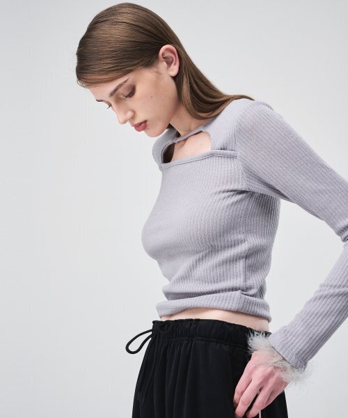 ETMON（エトモン）の「Fur Trimmed Strap T-Shirt  Light Grey（Tシャツ/カットソー・レディース・その他・FREE）」の4枚目の写真