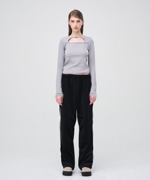 ETMON（エトモン）の「Fur Trimmed Strap T-Shirt  Light Grey（Tシャツ/カットソー・レディース・その他・FREE）」の6枚目の写真