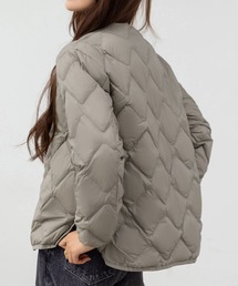 DAY CLOSET | 【軽量/おうちで洗える/収納袋付き】軽ふわ。カーブラインで洒落感満点。長袖Vネックノーカラーキルティングダウンブルゾン レディース(ブルゾン)
