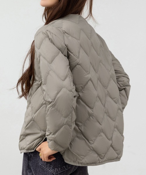 DAY CLOSET（デイ クローゼット）の「【軽量/おうちで洗える/収納袋付き】軽ふわ。カーブラインで洒落感満点。長袖Vネックノーカラーキルティングダウンブルゾン レディース（ブルゾン・レディース・ブラック/カーキ/アイボリー・M/L/XL）」の3枚目の写真
