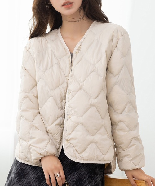 DAY CLOSET（デイ クローゼット）の「【軽量/おうちで洗える/収納袋付き】軽ふわ。カーブラインで洒落感満点。長袖Vネックノーカラーキルティングダウンブルゾン レディース（ブルゾン・レディース・ブラック/カーキ/アイボリー・M/L/XL）」の2枚目の写真