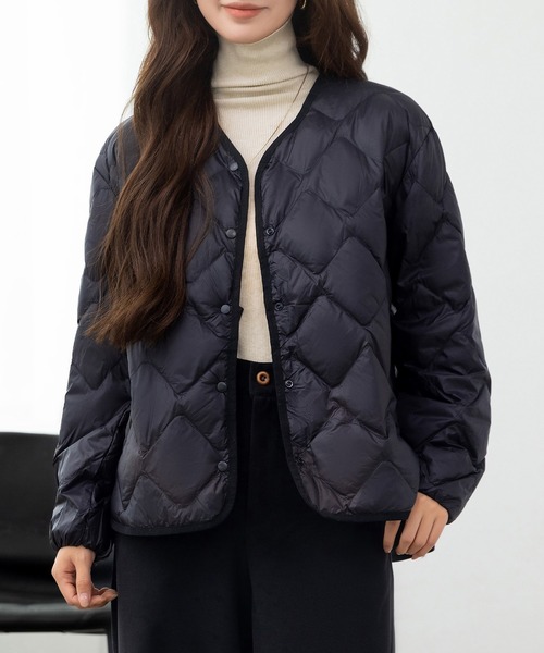 DAY CLOSET（デイ クローゼット）の「【軽量/おうちで洗える/収納袋付き】軽ふわ。カーブラインで洒落感満点。長袖Vネックノーカラーキルティングダウンブルゾン レディース（ブルゾン・レディース・ブラック/カーキ/アイボリー・M/L/XL）」の7枚目の写真