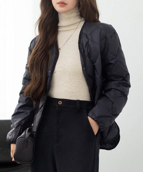 DAY CLOSET（デイ クローゼット）の「【軽量/おうちで洗える/収納袋付き】軽ふわ。カーブラインで洒落感満点。長袖Vネックノーカラーキルティングダウンブルゾン レディース（ブルゾン・レディース・ブラック/カーキ/アイボリー・M/L/XL）」の8枚目の写真