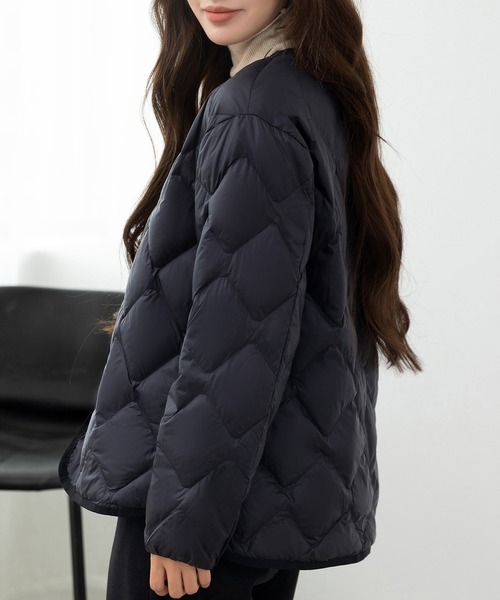 DAY CLOSET（デイ クローゼット）の「【軽量/おうちで洗える/収納袋付き】軽ふわ。カーブラインで洒落感満点。長袖Vネックノーカラーキルティングダウンブルゾン レディース（ブルゾン・レディース・ブラック/カーキ/アイボリー・M/L/XL）」の9枚目の写真