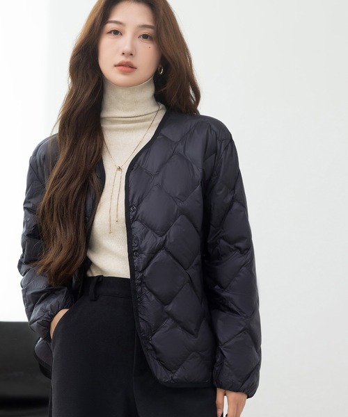 DAY CLOSET（デイ クローゼット）の「【軽量/おうちで洗える/収納袋付き】軽ふわ。カーブラインで洒落感満点。長袖Vネックノーカラーキルティングダウンブルゾン レディース（ブルゾン・レディース・ブラック/カーキ/アイボリー・M/L/XL）」の6枚目の写真