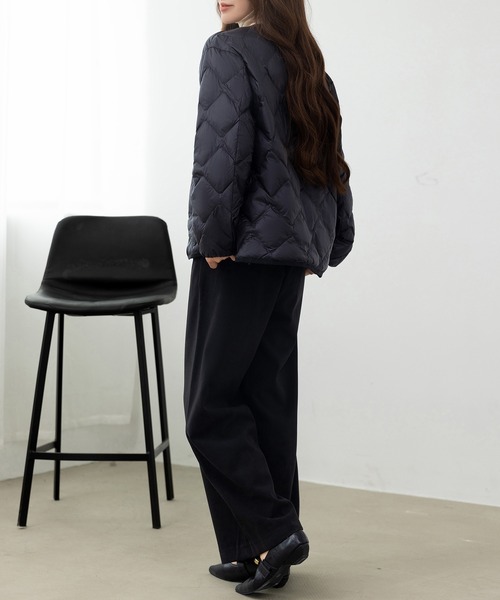 DAY CLOSET（デイ クローゼット）の「【軽量/おうちで洗える/収納袋付き】軽ふわ。カーブラインで洒落感満点。長袖Vネックノーカラーキルティングダウンブルゾン レディース（ブルゾン・レディース・ブラック/カーキ/アイボリー・M/L/XL）」の14枚目の写真