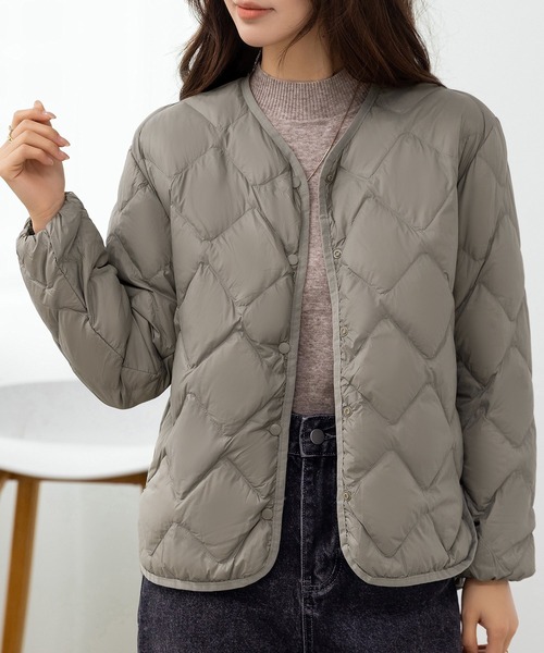 DAY CLOSET（デイ クローゼット）の「【軽量/おうちで洗える/収納袋付き】軽ふわ。カーブラインで洒落感満点。長袖Vネックノーカラーキルティングダウンブルゾン レディース（ブルゾン・レディース・ブラック/カーキ/アイボリー・M/L/XL）」の18枚目の写真