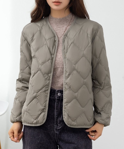 DAY CLOSET（デイ クローゼット）の「【軽量/おうちで洗える/収納袋付き】軽ふわ。カーブラインで洒落感満点。長袖Vネックノーカラーキルティングダウンブルゾン レディース（ブルゾン・レディース・ブラック/カーキ/アイボリー・M/L/XL）」の17枚目の写真