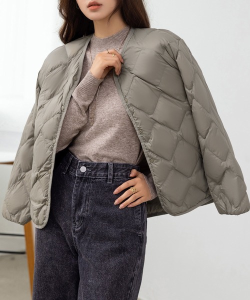 DAY CLOSET（デイ クローゼット）の「【軽量/おうちで洗える/収納袋付き】軽ふわ。カーブラインで洒落感満点。長袖Vネックノーカラーキルティングダウンブルゾン レディース（ブルゾン・レディース・ブラック/カーキ/アイボリー・M/L/XL）」の19枚目の写真