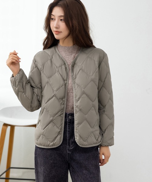 DAY CLOSET（デイ クローゼット）の「【軽量/おうちで洗える/収納袋付き】軽ふわ。カーブラインで洒落感満点。長袖Vネックノーカラーキルティングダウンブルゾン レディース（ブルゾン・レディース・ブラック/カーキ/アイボリー・M/L/XL）」の16枚目の写真