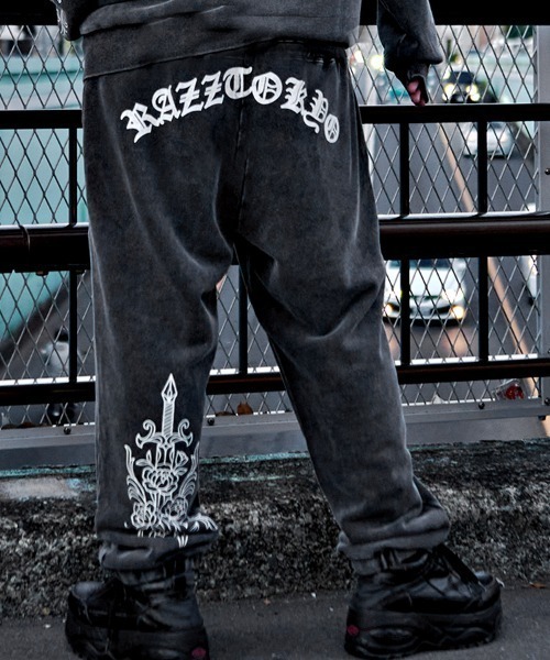 RAZZIS(ラズ)の「『RAZZIS/ラズイズ』ドロッピングサークルロゴ刺繍スウェットパンツ (スウェットパンツ・メンズ・ブラック系1/ブラック×ブルー/ブラック×ホワイト・L/M)」の3枚目の写真