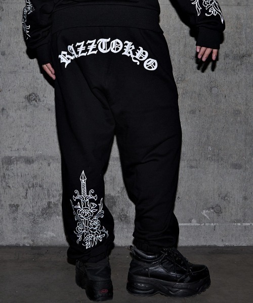RAZZIS(ラズ)の「『RAZZIS/ラズイズ』ドロッピングサークルロゴ刺繍スウェットパンツ (スウェットパンツ・メンズ・ブラック系1/ブラック×ブルー/ブラック×ホワイト・L/M)」の2枚目の写真