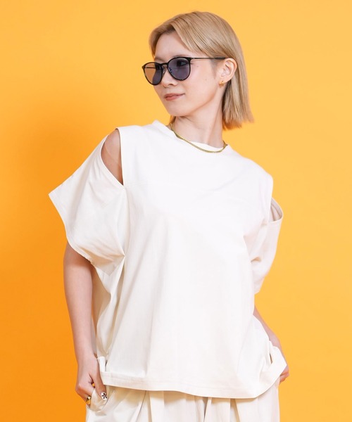 Ungrid(アングリッド)の「Ungrid/アングリッド 半袖 Tシャツ ショルダースリット 水陸両用 561301 UT(Tシャツ/カットソー・レディース・ブラック/ブルー/ホワイト・M)」の1枚目の写真