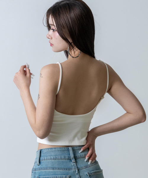 ANAP（アナップ）の「カップ付 クロップド バックオープン キャミソール（キャミソール・レディース・グレー/ブラック/ホワイト・F）」の2枚目の写真