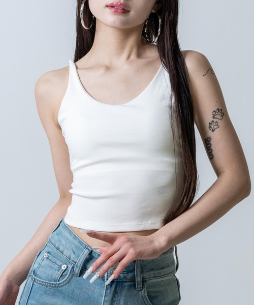 ANAP（アナップ）の「カップ付 クロップド バックオープン キャミソール（キャミソール・レディース・グレー/ブラック/ホワイト・F）」の4枚目の写真