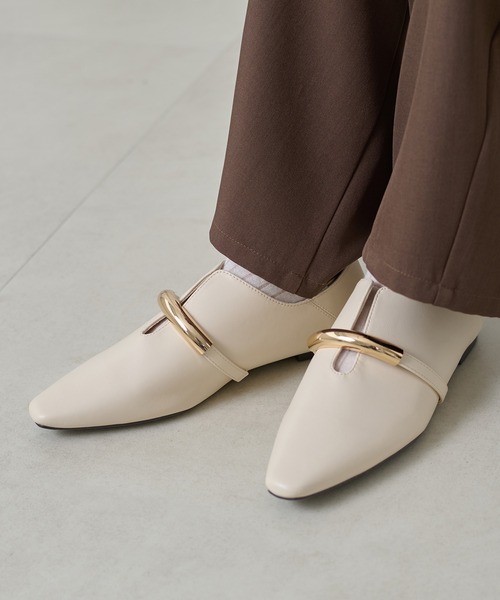 apres jour clair(アプレジュールクレア)の「【apres jour clair】ゴールドモチーフフラットシューズ(パンプス・レディース・アイボリー/ブラック・LARGE/SMALL/MEDIUM/X-LARGE)」の1枚目の写真