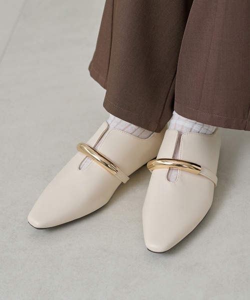 apres jour clair(アプレジュールクレア)の「【apres jour clair】ゴールドモチーフフラットシューズ(パンプス・レディース・アイボリー/ブラック・LARGE/SMALL/MEDIUM/X-LARGE)」の6枚目の写真