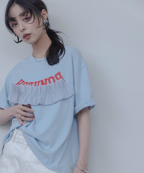 Eimee Law（エイミーロウ）の「ウェーブフリルロゴプリントTシャツ（Tシャツ/カットソー・レディース・オフホワイト/サックスブルー/ライトベージュ/ブラック・FREE）」の4枚目の写真
