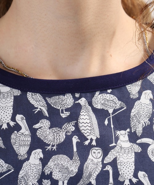 BRODIAEA(ブローディア)の「BRODIAEA リバティープリント鳥柄Tシャツ 日本製 半袖(Tシャツ/カットソー・レディース・ネイビー/イエロー/オフホワイト・40)」の6枚目の写真